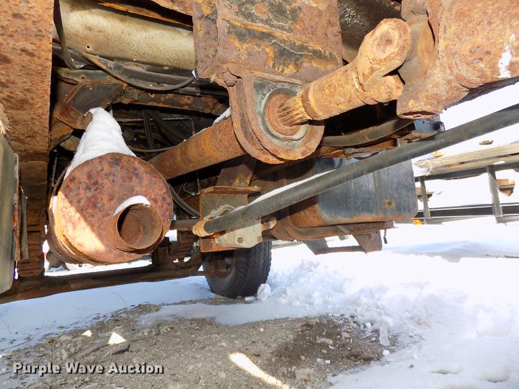 image for item DE7603 1989 Ford F700 spreader truck