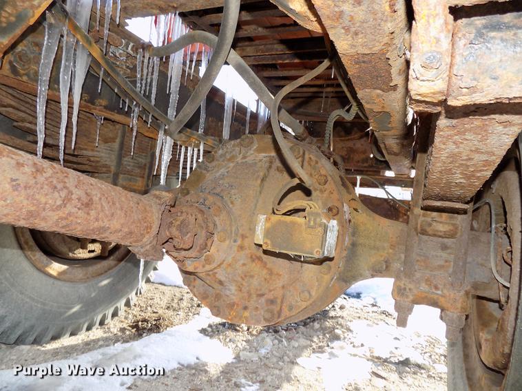 image for item DE7603 1989 Ford F700 spreader truck