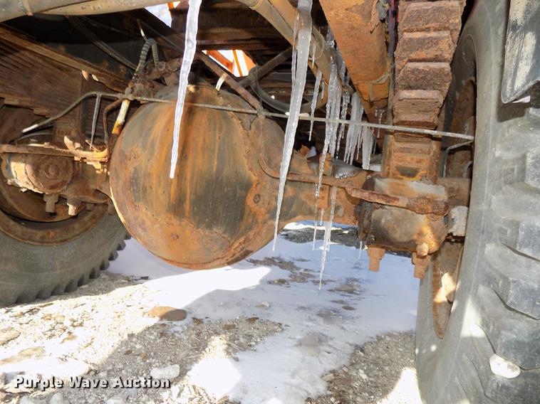 image for item DE7603 1989 Ford F700 spreader truck