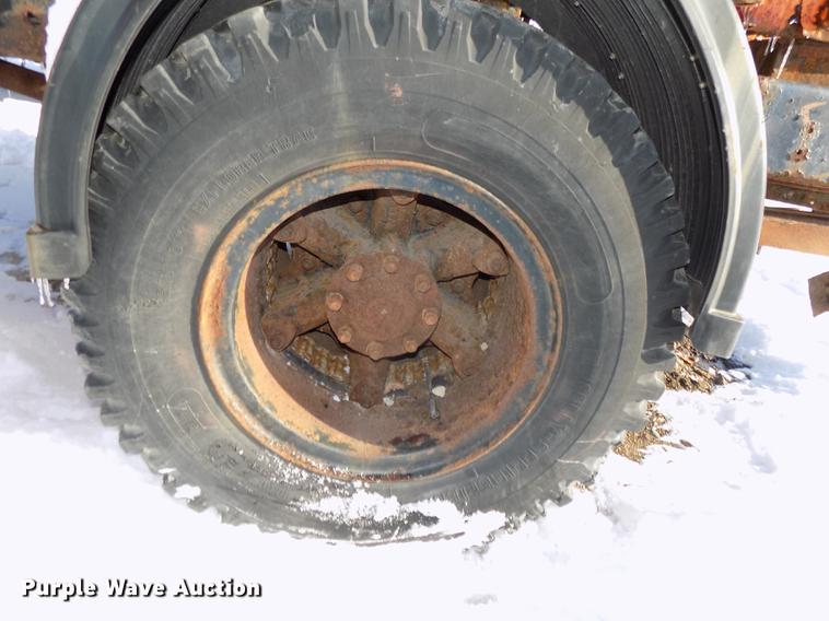 image for item DE7603 1989 Ford F700 spreader truck