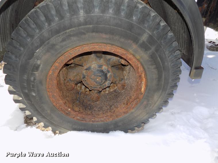 image for item DE7603 1989 Ford F700 spreader truck