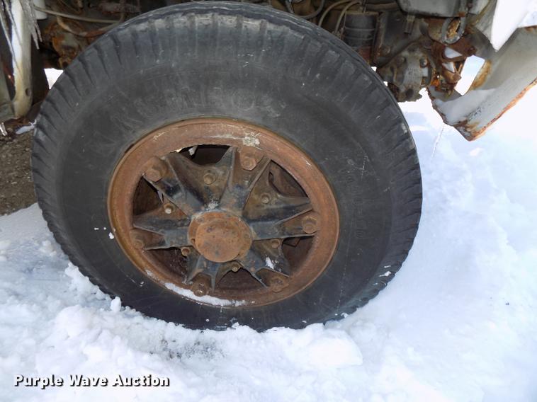 image for item DE7603 1989 Ford F700 spreader truck