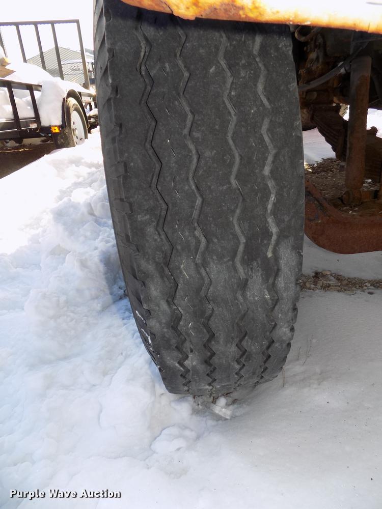 image for item DE7603 1989 Ford F700 spreader truck