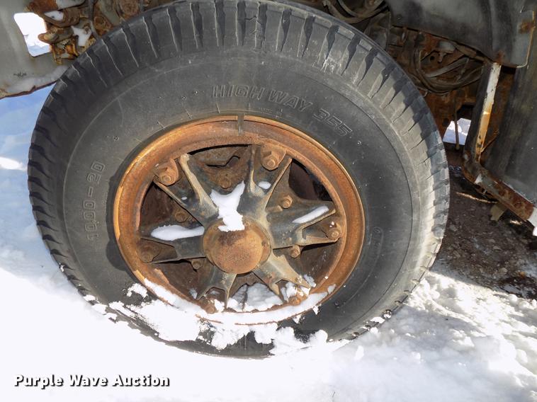 image for item DE7603 1989 Ford F700 spreader truck