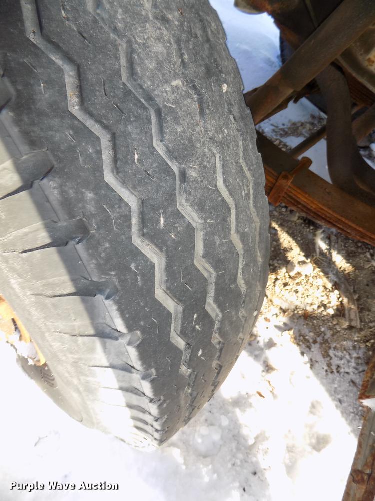 image for item DE7603 1989 Ford F700 spreader truck