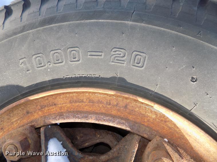 image for item DE7603 1989 Ford F700 spreader truck