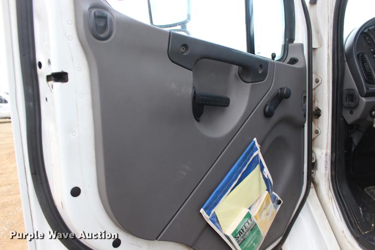 image for item DE8786 2013 Freightliner M2 106 bucket truck