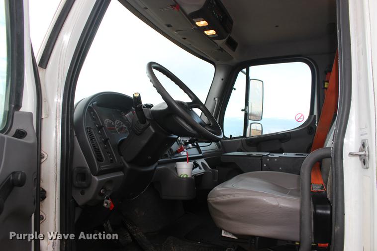 image for item DE8786 2013 Freightliner M2 106 bucket truck