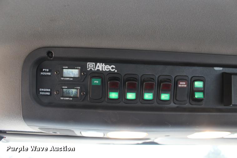 image for item DE8786 2013 Freightliner M2 106 bucket truck