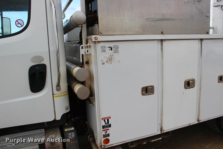 image for item DE8786 2013 Freightliner M2 106 bucket truck