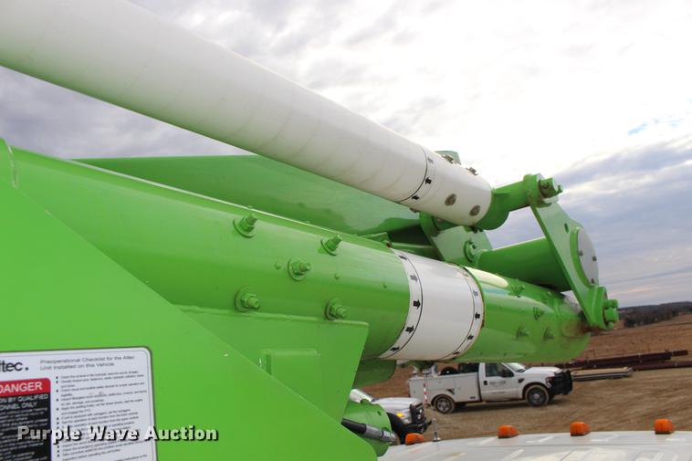 image for item DE8786 2013 Freightliner M2 106 bucket truck