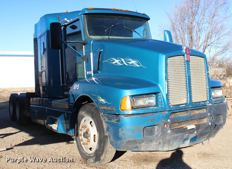 image for item DE8798 2007 Kenworth T600B semi truck