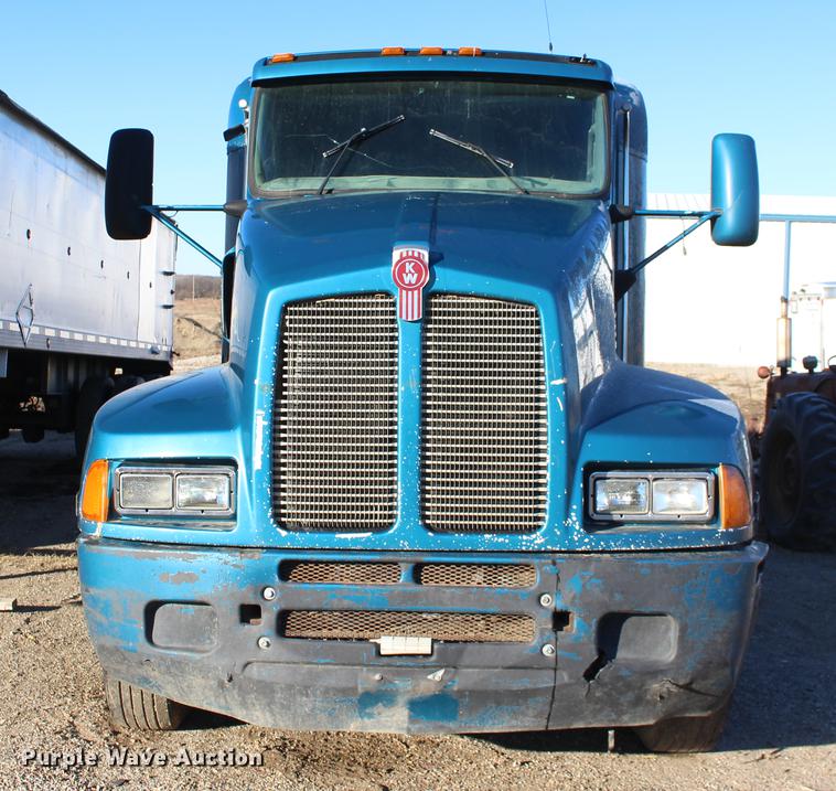 image for item DE8798 2007 Kenworth T600B semi truck
