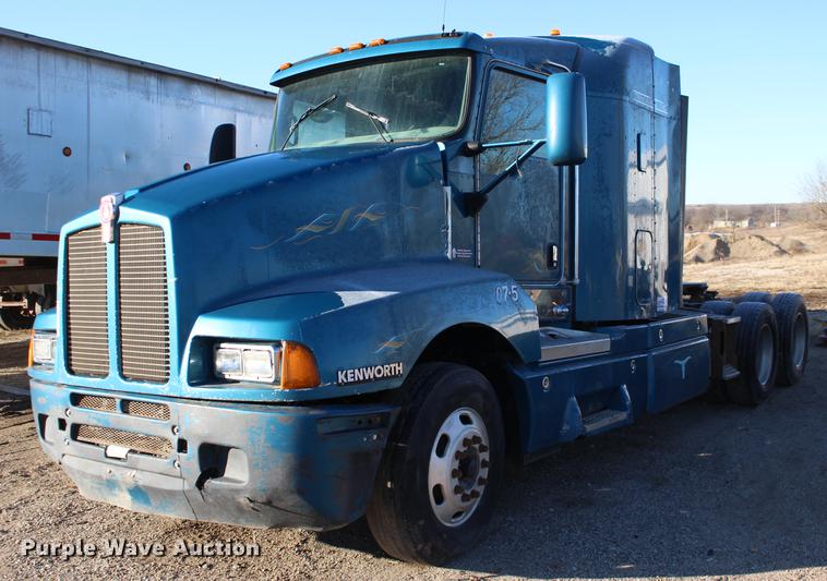 image for item DE8798 2007 Kenworth T600B semi truck
