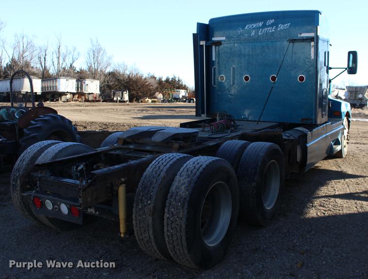 image for item DE8798 2007 Kenworth T600B semi truck