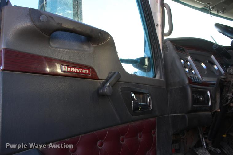 image for item DE8798 2007 Kenworth T600B semi truck