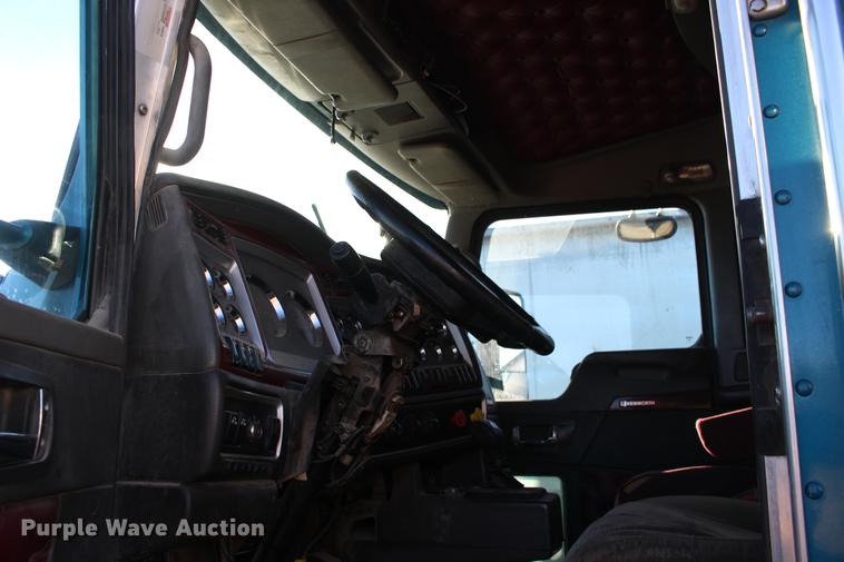 image for item DE8798 2007 Kenworth T600B semi truck