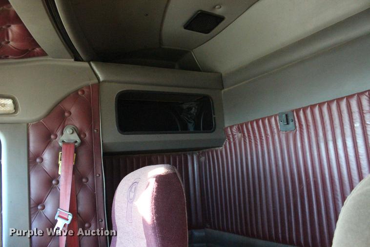 image for item DE8798 2007 Kenworth T600B semi truck