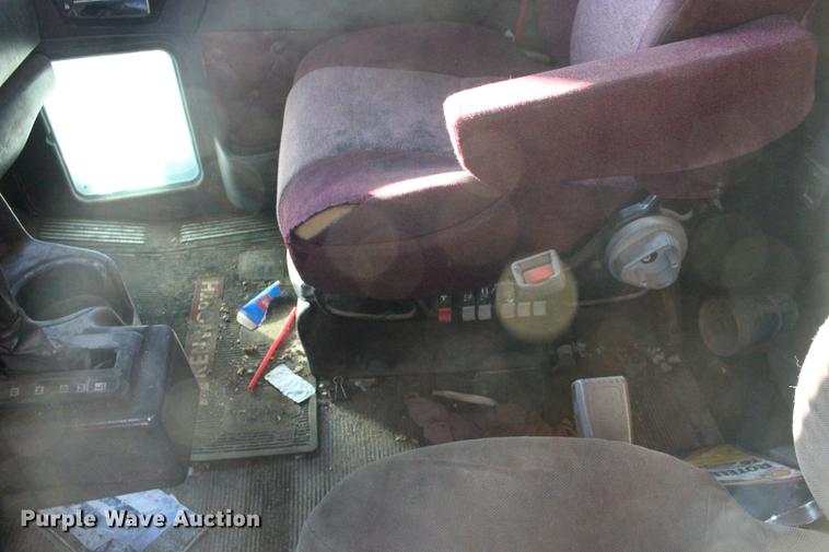 image for item DE8798 2007 Kenworth T600B semi truck