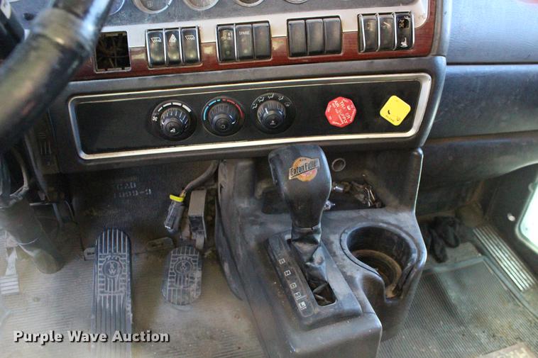 image for item DE8798 2007 Kenworth T600B semi truck