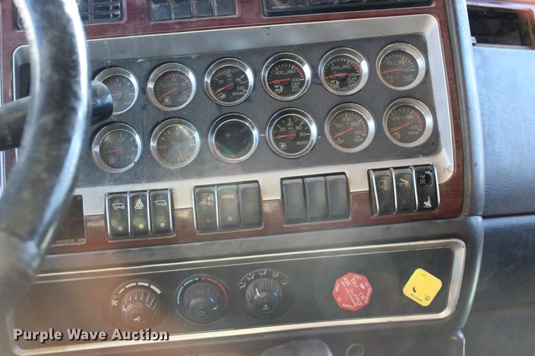 image for item DE8798 2007 Kenworth T600B semi truck