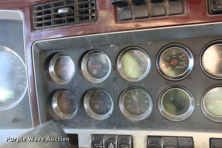 image for item DE8798 2007 Kenworth T600B semi truck