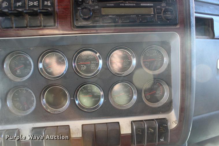 image for item DE8798 2007 Kenworth T600B semi truck