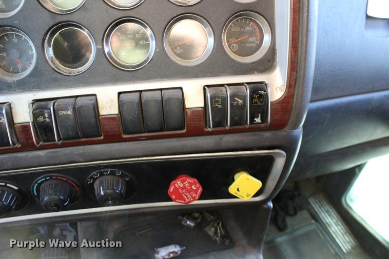 image for item DE8798 2007 Kenworth T600B semi truck