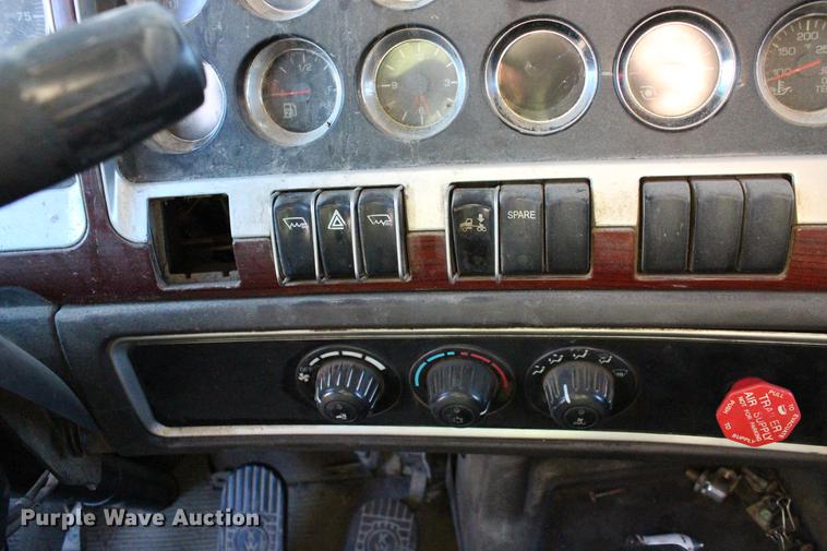 image for item DE8798 2007 Kenworth T600B semi truck