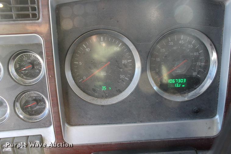 image for item DE8798 2007 Kenworth T600B semi truck