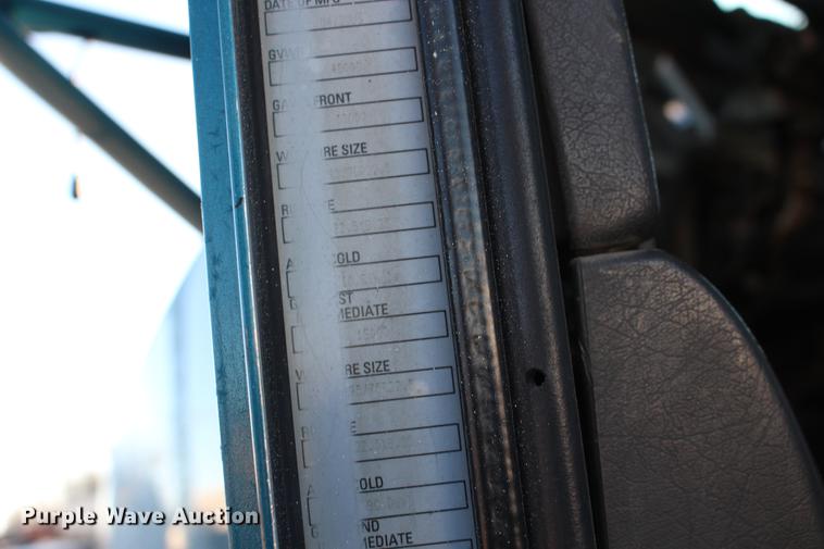 image for item DE8798 2007 Kenworth T600B semi truck