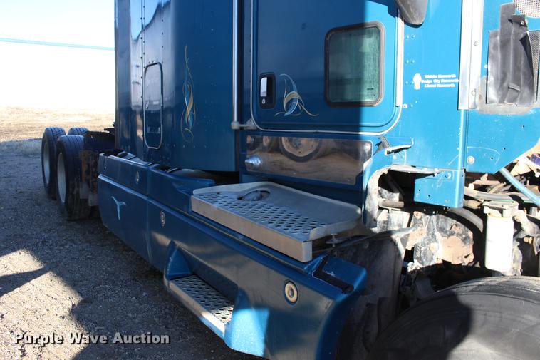 image for item DE8798 2007 Kenworth T600B semi truck