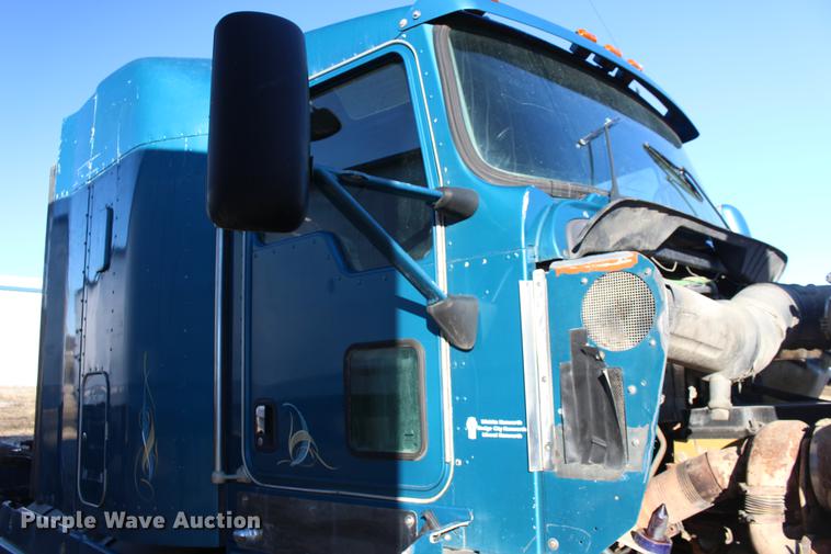 image for item DE8798 2007 Kenworth T600B semi truck