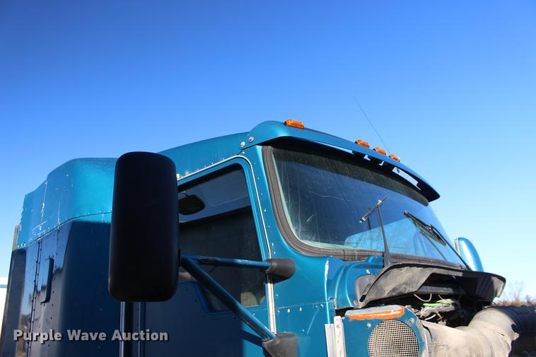 image for item DE8798 2007 Kenworth T600B semi truck