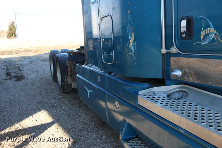 image for item DE8798 2007 Kenworth T600B semi truck