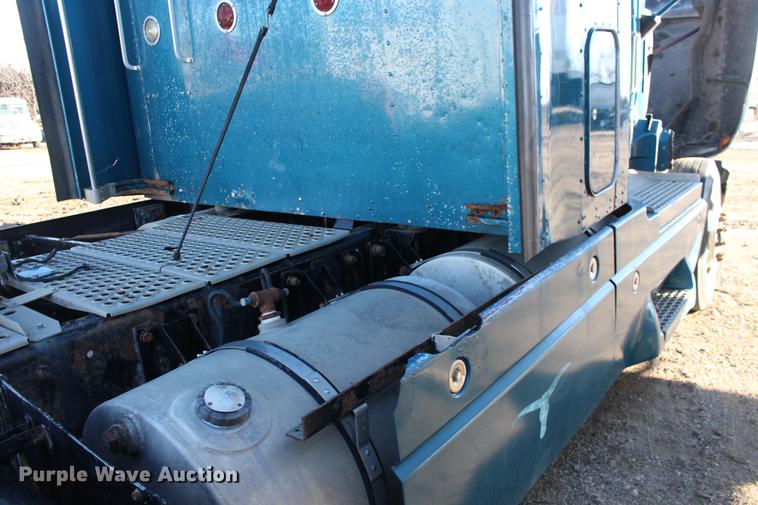 image for item DE8798 2007 Kenworth T600B semi truck