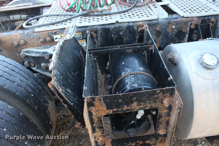 image for item DE8798 2007 Kenworth T600B semi truck