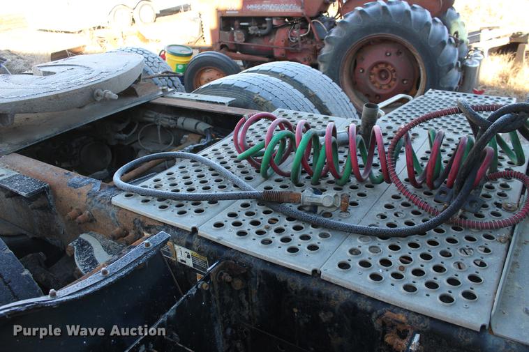 image for item DE8798 2007 Kenworth T600B semi truck