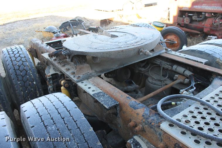 image for item DE8798 2007 Kenworth T600B semi truck