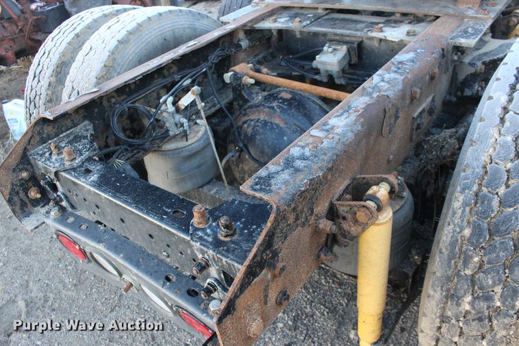 image for item DE8798 2007 Kenworth T600B semi truck