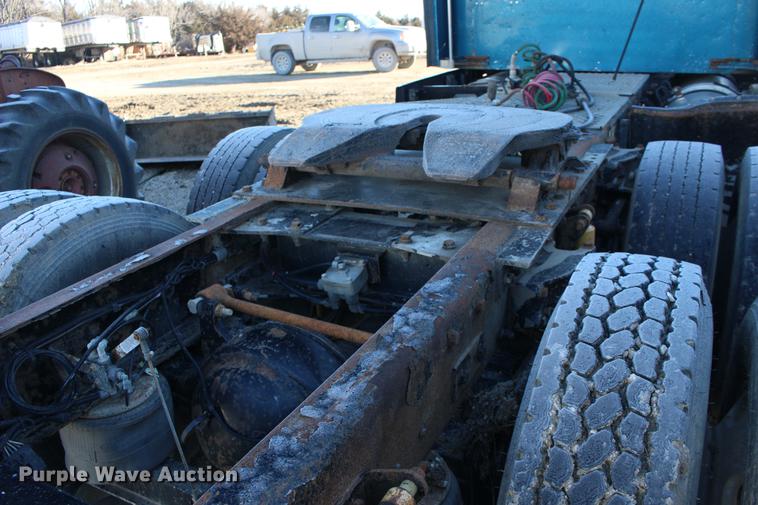 image for item DE8798 2007 Kenworth T600B semi truck