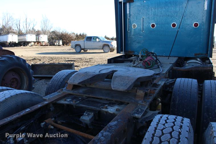 image for item DE8798 2007 Kenworth T600B semi truck