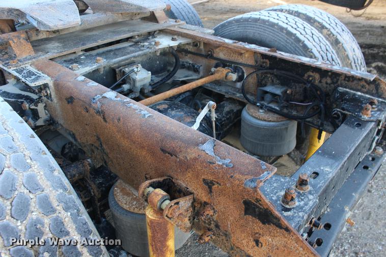 image for item DE8798 2007 Kenworth T600B semi truck