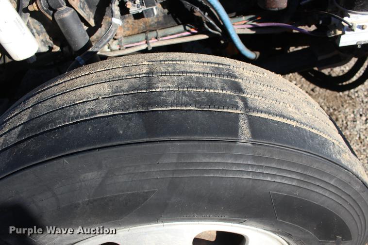 image for item DE8798 2007 Kenworth T600B semi truck