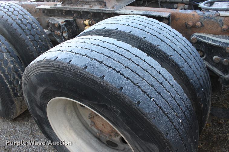 image for item DE8798 2007 Kenworth T600B semi truck