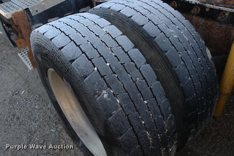 image for item DE8798 2007 Kenworth T600B semi truck