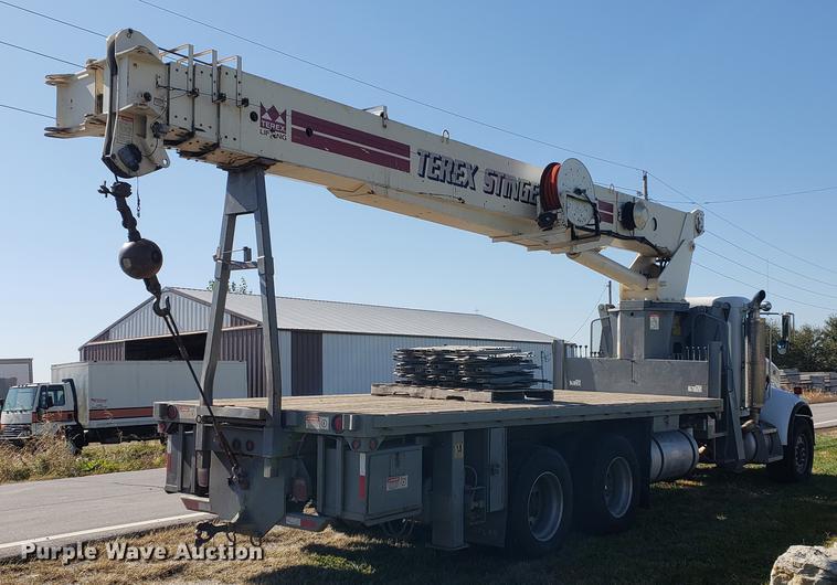 image for item DF2487 2002 Peterbilt 330 crane truck