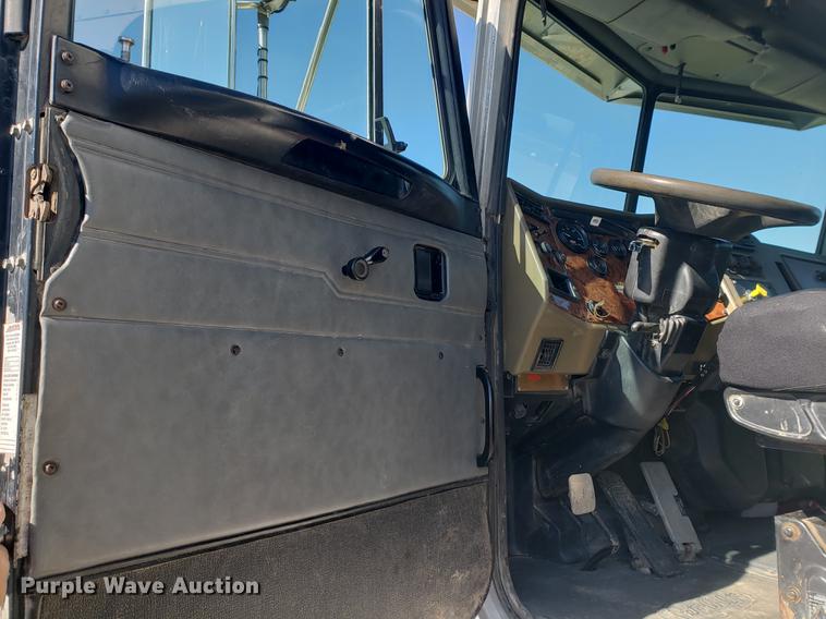 image for item DF2487 2002 Peterbilt 330 crane truck