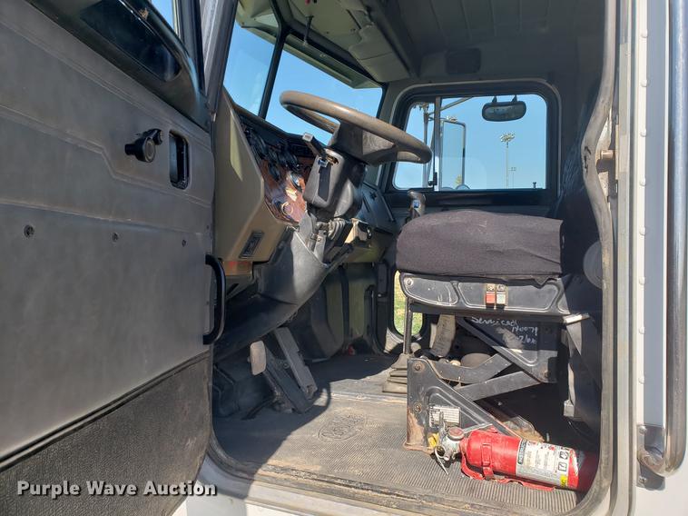 image for item DF2487 2002 Peterbilt 330 crane truck