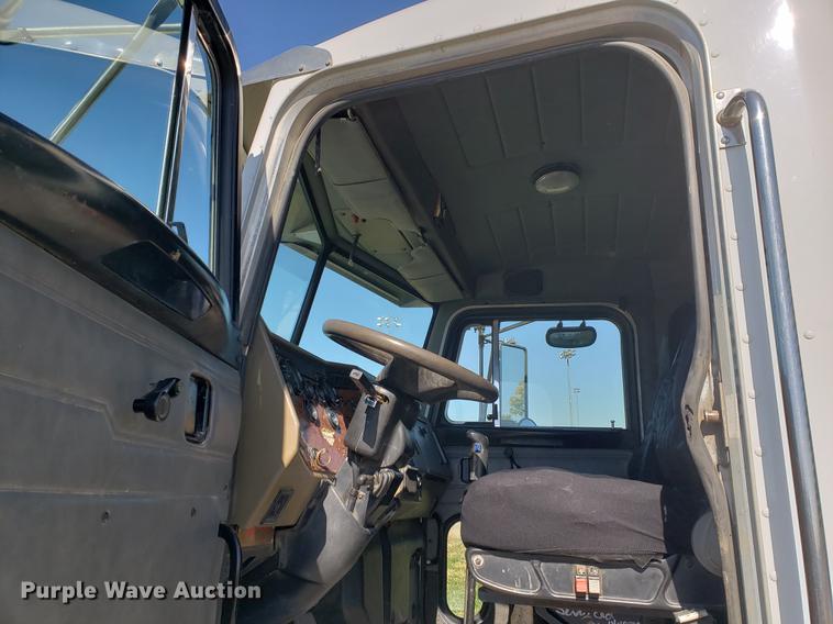 image for item DF2487 2002 Peterbilt 330 crane truck